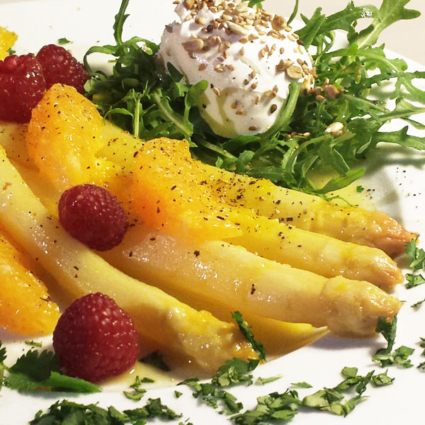 Spargel in Orangenbutter mit frischen Himbeeren und Ziegenfrischkäse